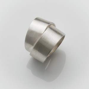 Ring geschlungen, ca. 18 mm breit, Silber